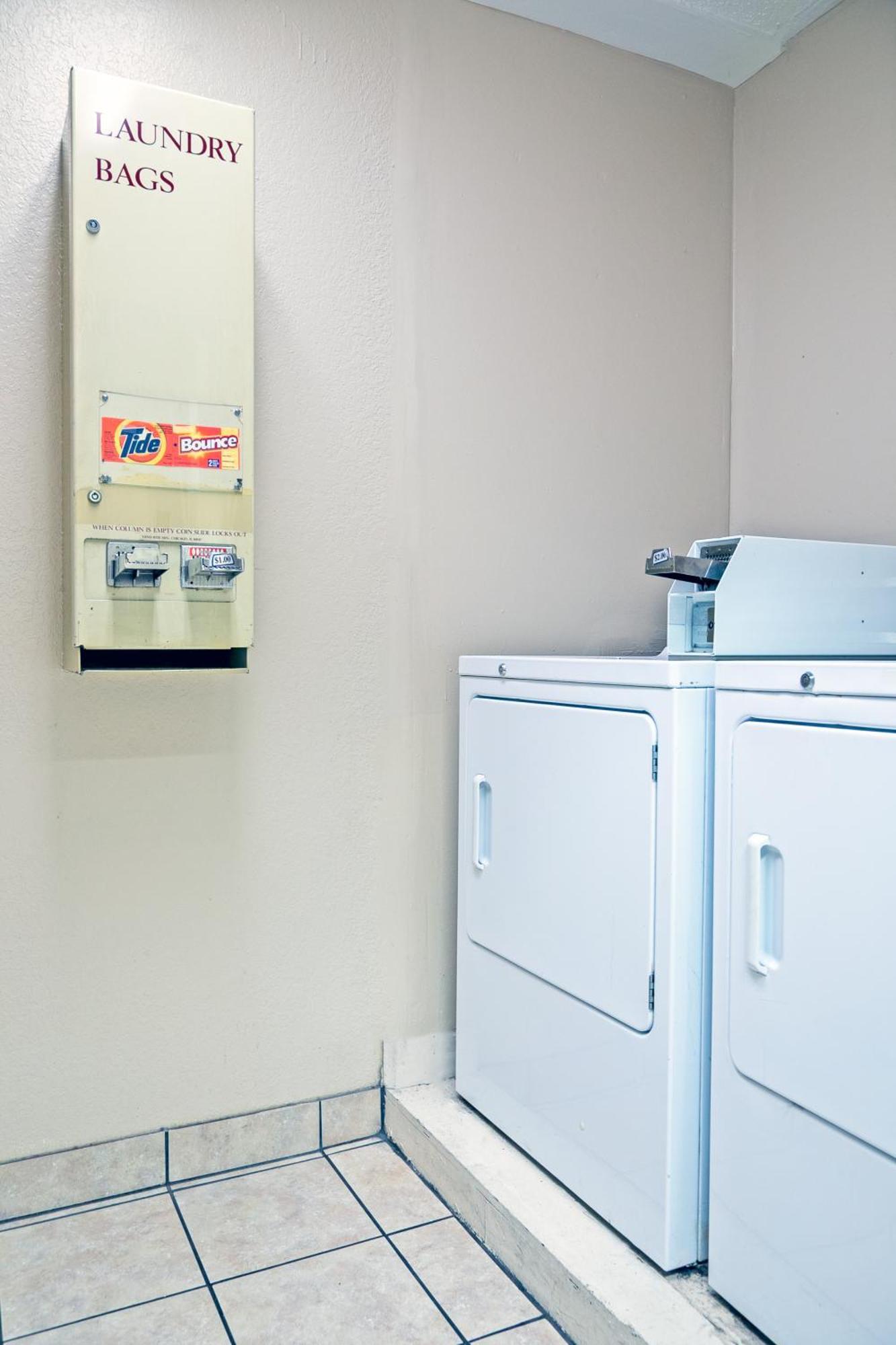 Super 8 By Wyndham Augusta Ft Eisenhower Area Bagian luar foto