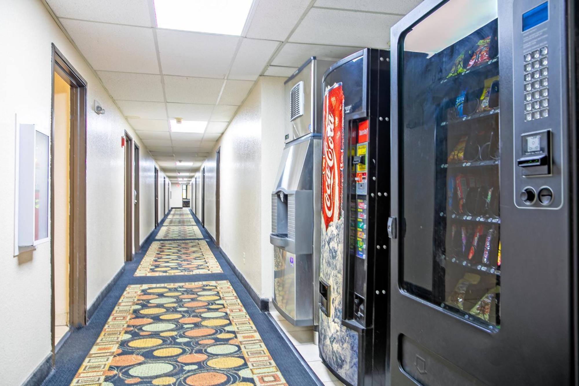 Super 8 By Wyndham Augusta Ft Eisenhower Area Bagian luar foto