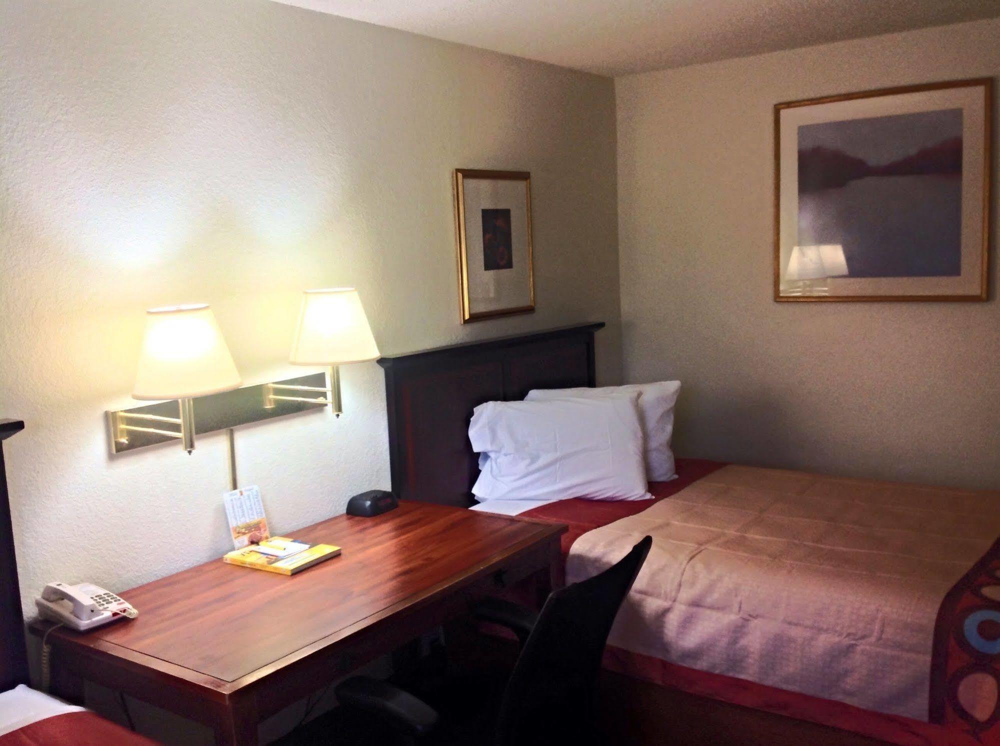 Super 8 By Wyndham Augusta Ft Eisenhower Area Bagian luar foto
